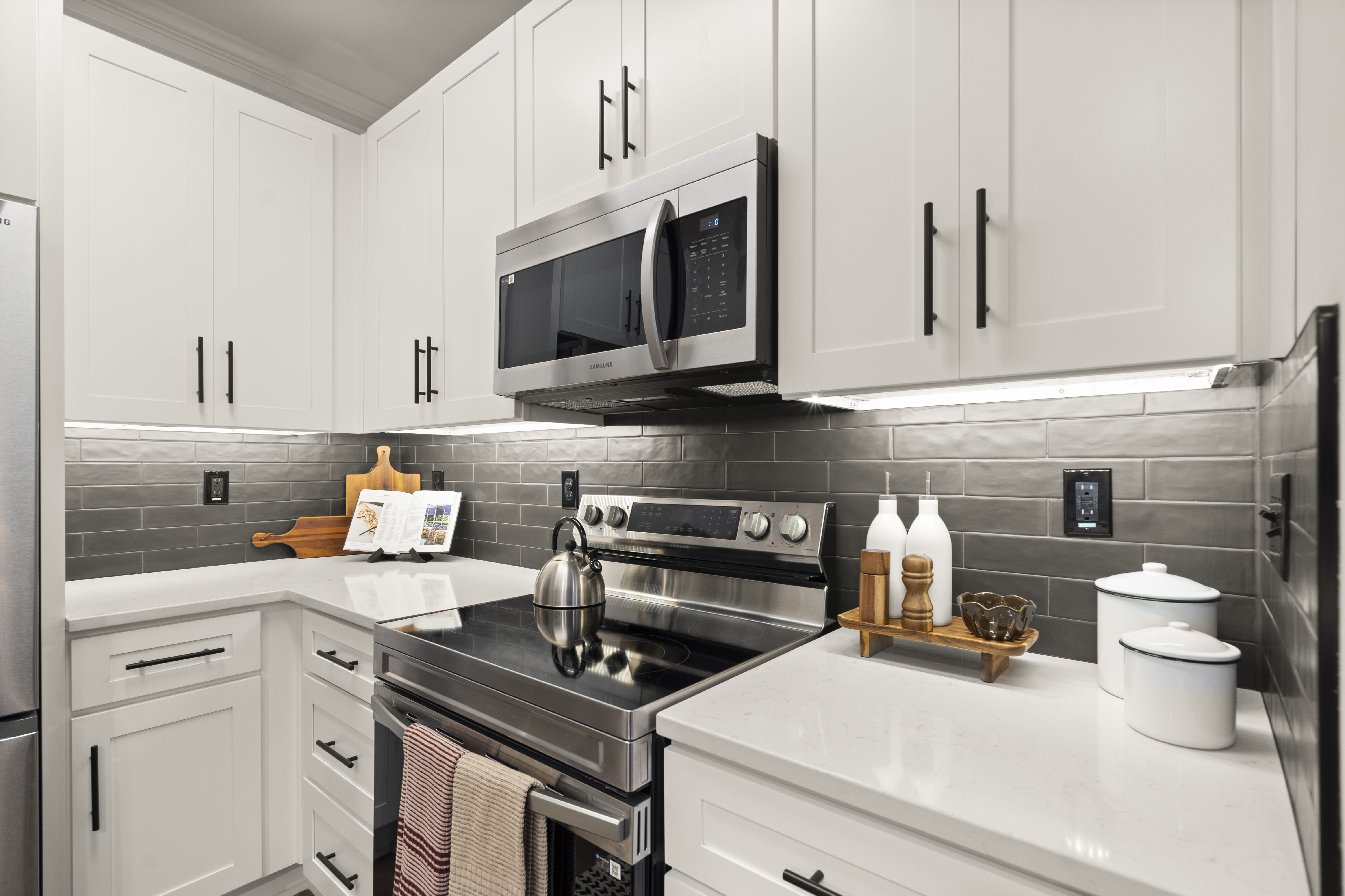 Come Home to Our Peachtree Hills Apartment Community Image 1