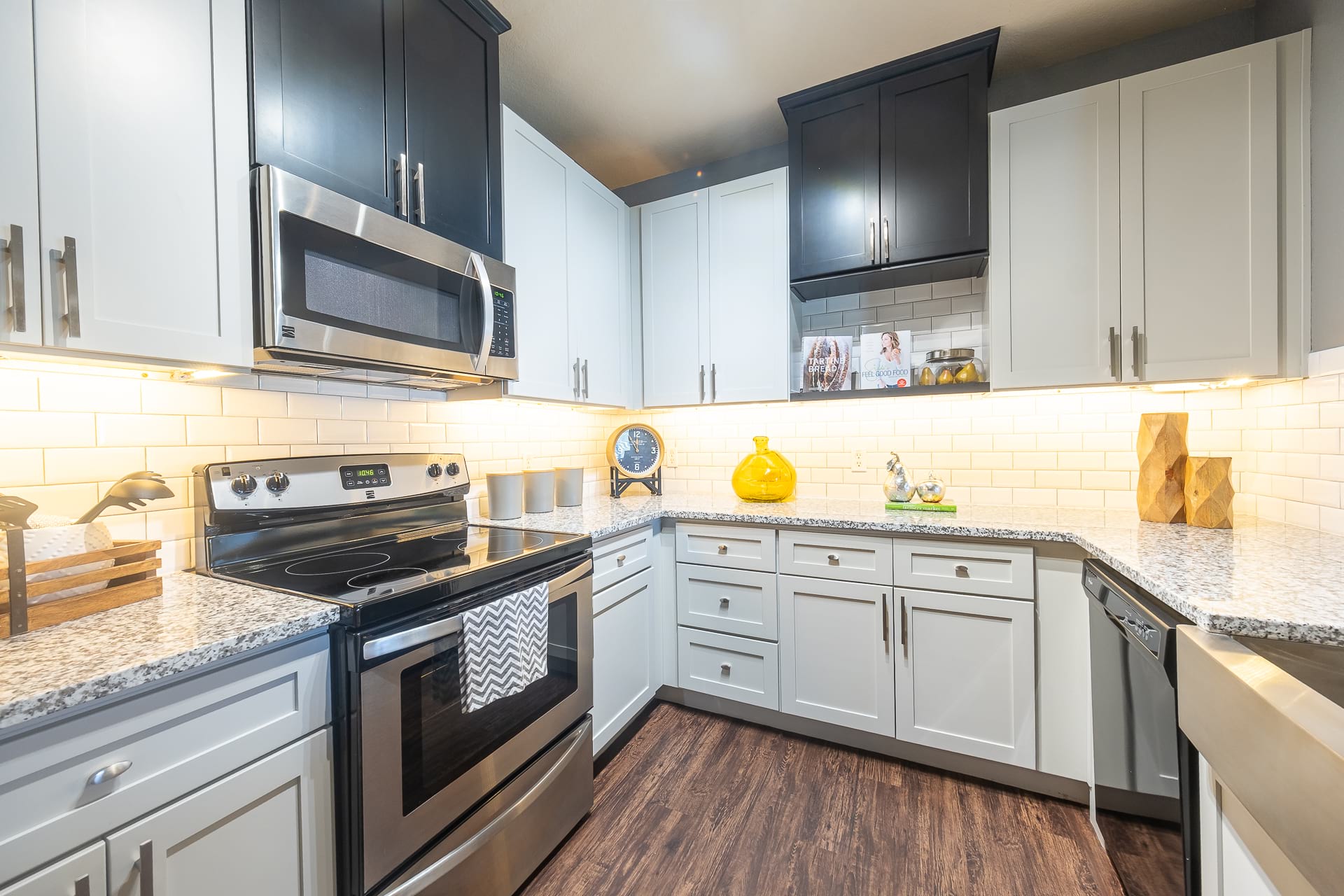 Come Home to Our Waterside Apartments in Brandon, FL Image 1