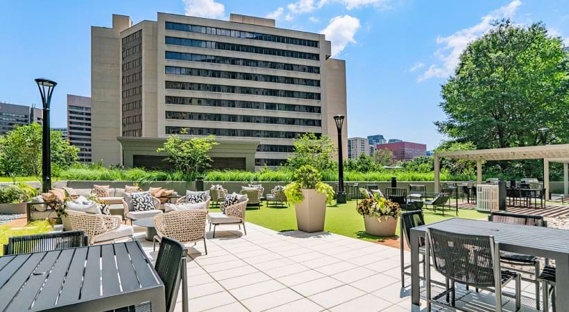 Outdoor Lounge with Gas Grills at Our Apartments in Pentagon City