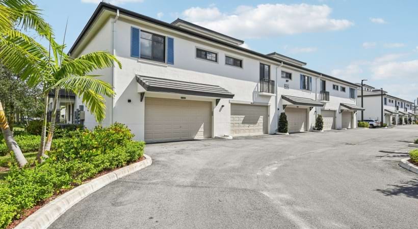 Garages at Our Luxury Apartments in Palm Beach County