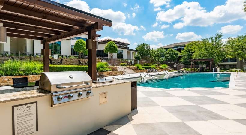 Outdoor kitchen with gas grills at our apartments near Las Colinas