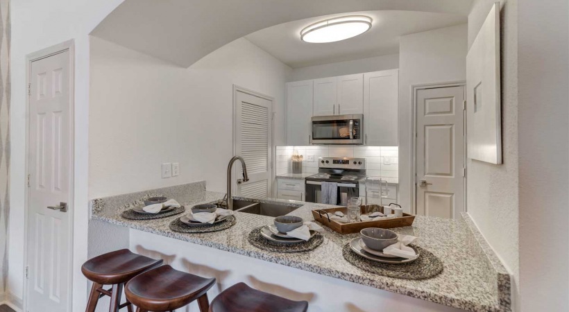 Breakfast Bar with Granite Countertops in Our Clearfork Apartments