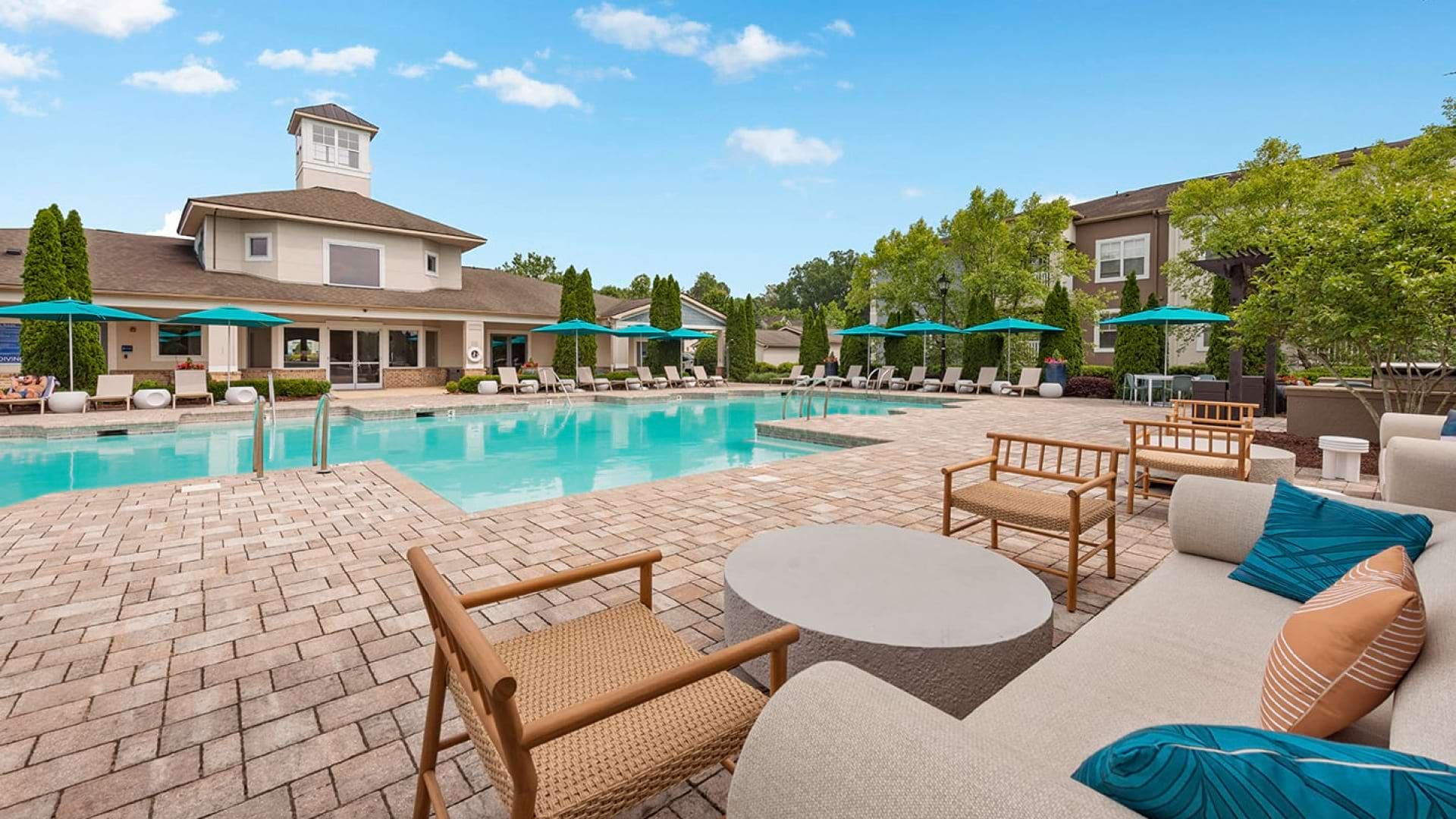 Apartments Near UNCC with Resort-Style Pool and Sun Deck 
