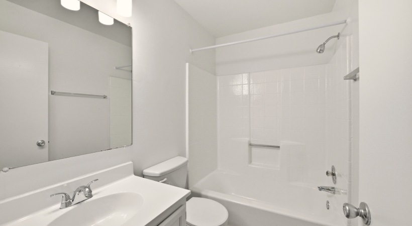 Deep-Soaking Bathtub in the Charming Bathrooms at Our Apartments near Leesburg