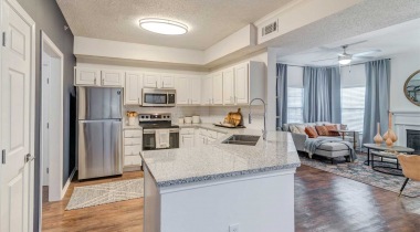 Valley Ranch apartments in Irving, TX with spacious granite kitchen islands