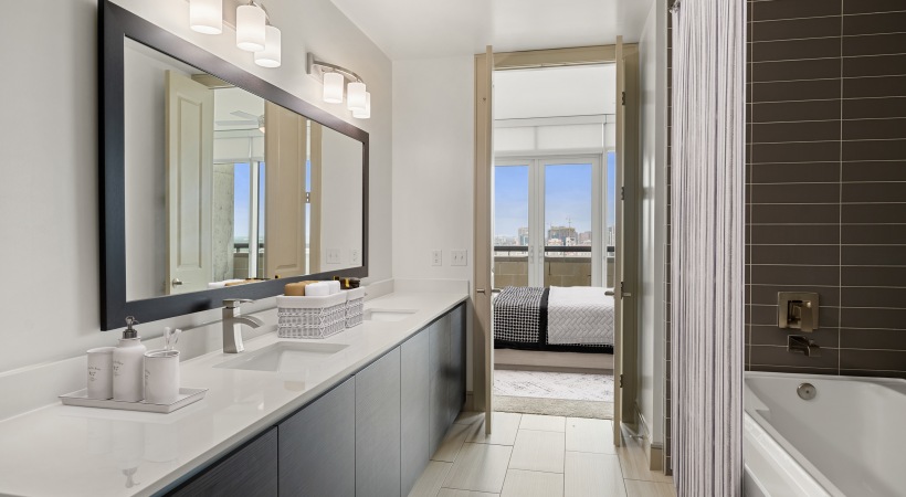 Large Bathroom in Our Apartments on Southmore