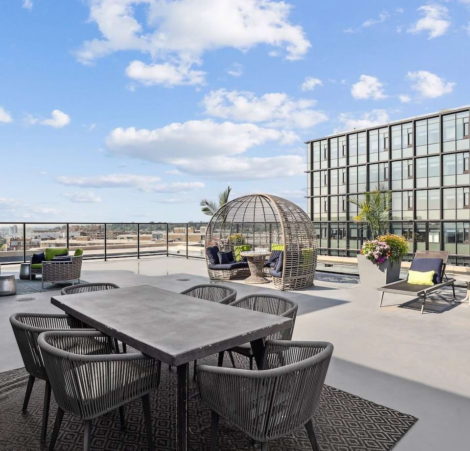 Outdoor Lounge Area on the Rooftop Sundeck at Our National Landing Apartments in Arlington, VA